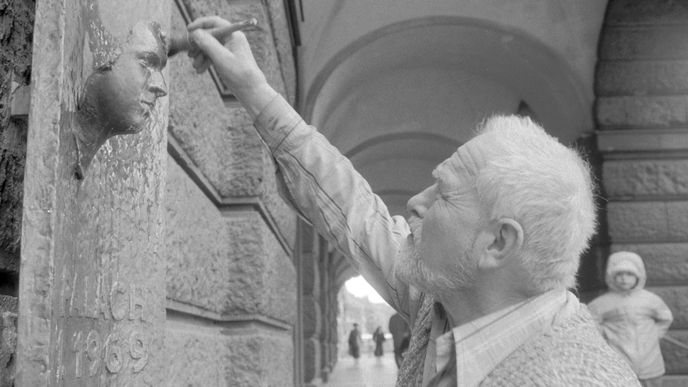 Posmrtná maska Jana Palacha na budově filozofické fakulty a její tvůrce – akademický sochař Olbram Zoubek.