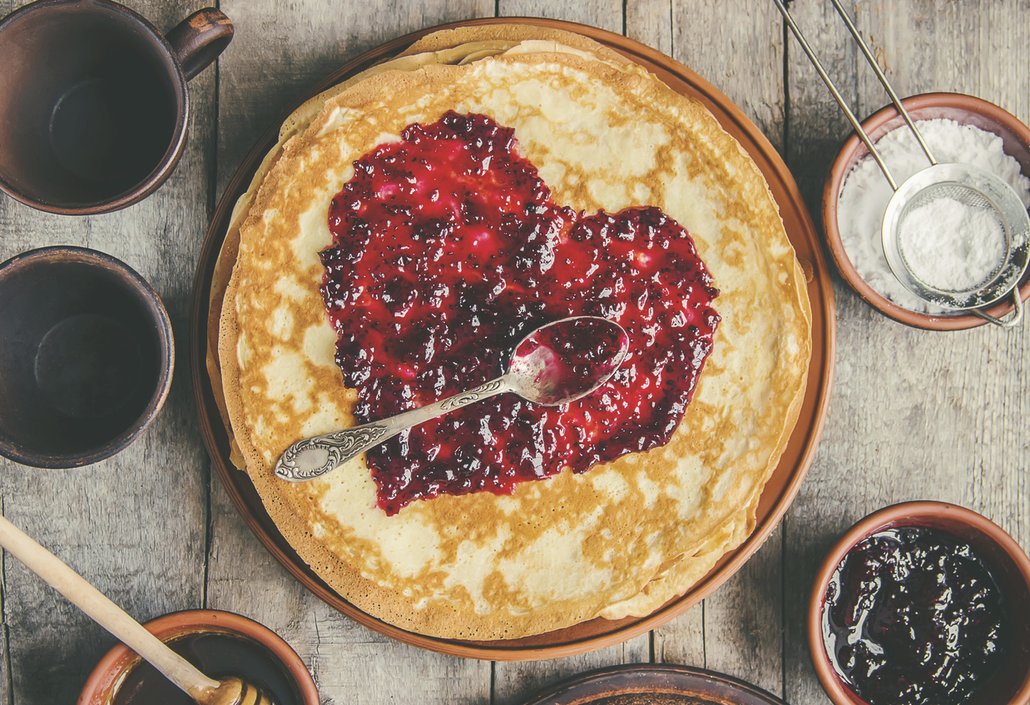 Palačinky připravíte jen z mléka, mouky a vajec a naplnit je můžete slanou i sladkou náplní