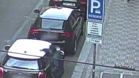 Vandal poničil čtyři auta zaparkovaná v centru Prahy.