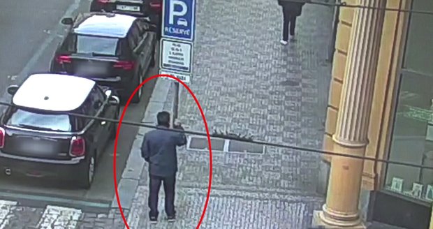 Vandal poničil čtyři auta zaparkovaná v centru Prahy.