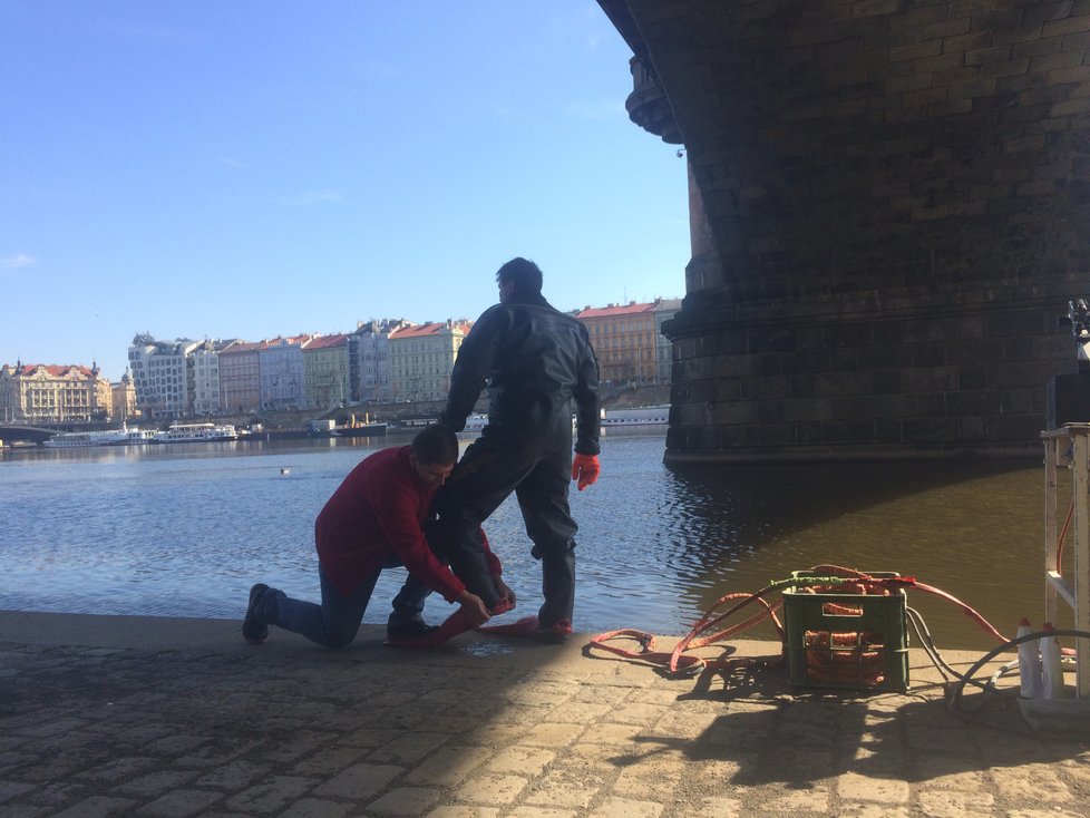 Během března započaly diagnostické práce na Palackého mostě. Potápěči zkoumali stav pilířů pod vodou. Prvotní zjištění vypadají optimisticky.