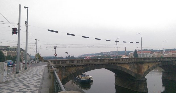 Takto vypadalo nové opatření, které museli po několika hodinách urychleně z mostu odstranit.