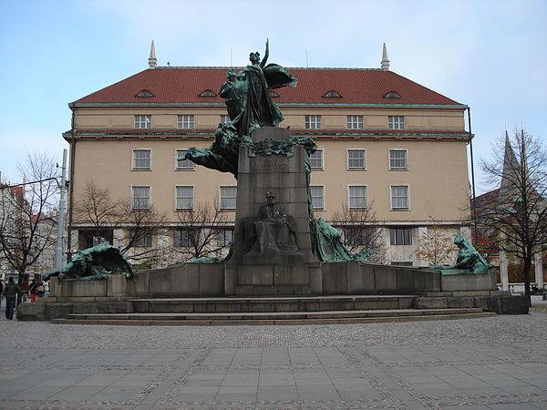 Pomník Františka Palackého na náměstí u mostu