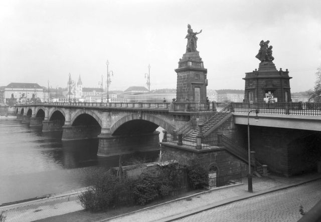 Palackého most s mýtnými domky a sousoším roku 1936