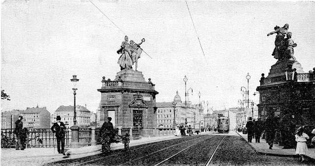 Palackého most ze smíchovské strany. Vlevo Záboj a Slavoj, vpravo Ctirad se Šárkou