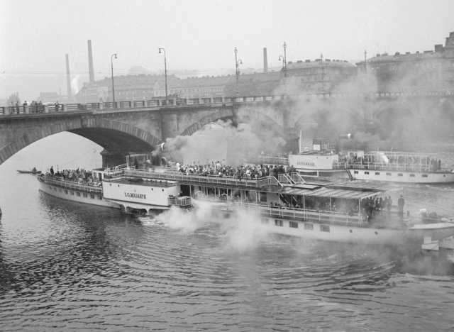 Parník pluje pod Palackého mostem, foto z roku 1949.