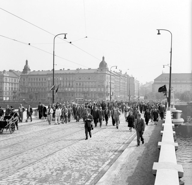 Lidé vyrážejí na Palackého most po rekonstrukci, rok 1951.