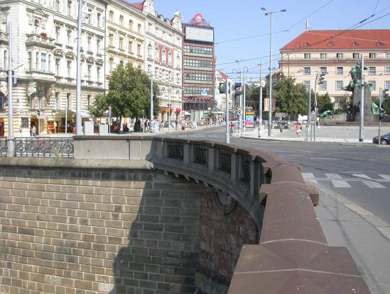 Nálevkovité rozšíření předpolí na novoměstské straně Palackého mostu