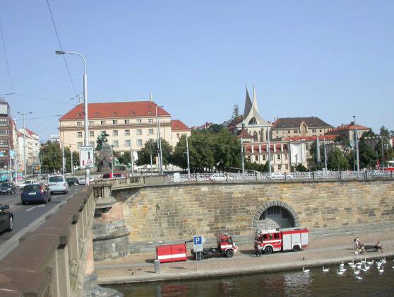 Nálevkovité rozšíření předpolí na novoměstské straně Palackého mostu