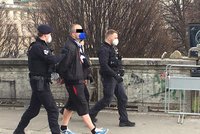 Napadení policisty na Palackého náměstí: Opilci zaútočili na hlídku kvůli bezdomovcům