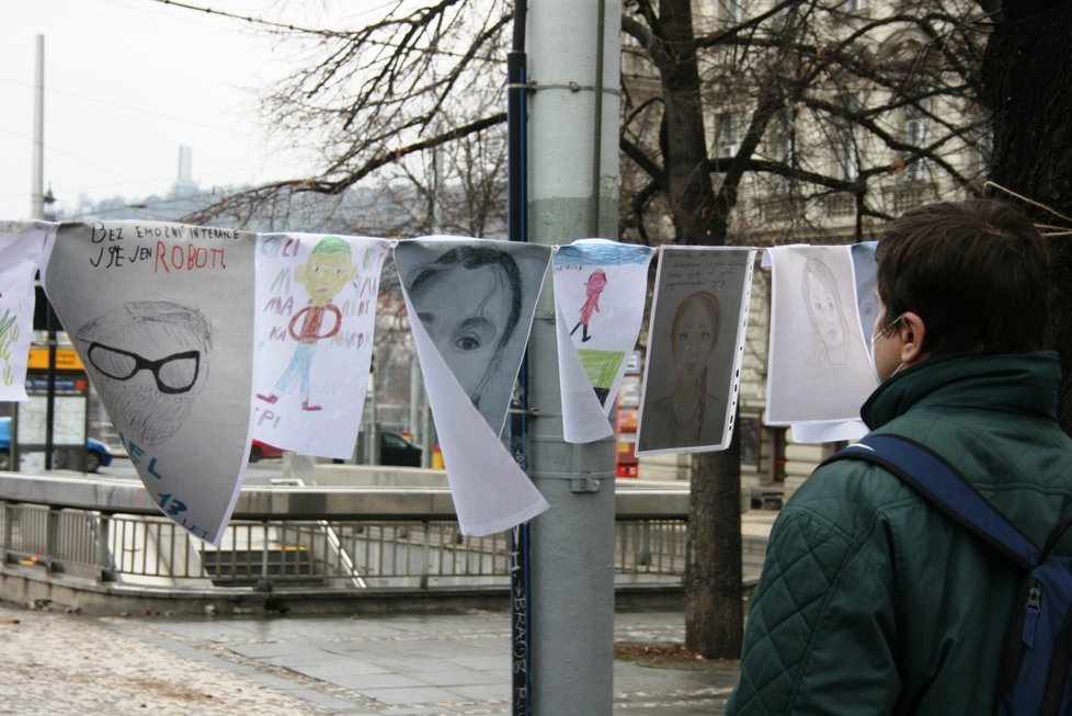 Studentská iniciativa „Dostaňte nás ven!“ rozvěsila před ministerstvem školství autoportréty žáků a studentů se vzkazy pro ministra Plagu a vládu.