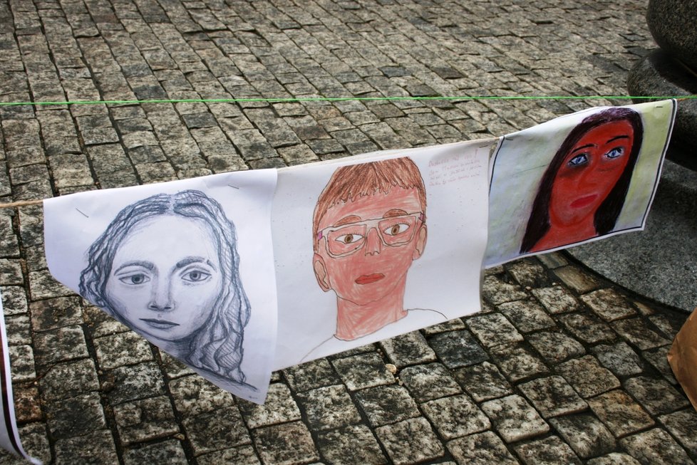 Studentská iniciativa „Dostaňte nás ven!“ rozvěsila před ministerstvem školství autoportréty žáků a studentů se vzkazy pro ministra Plagu a vládu.