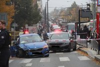 Hromadná nehoda v centru Prahy: U Palackého náměstí do sebe vrazilo 6 aut, na místě byli zranění