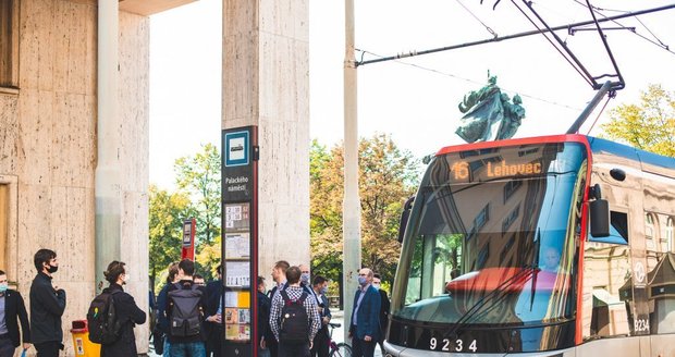 Nový označník testuje Praha na zastávce Palackého náměstí.