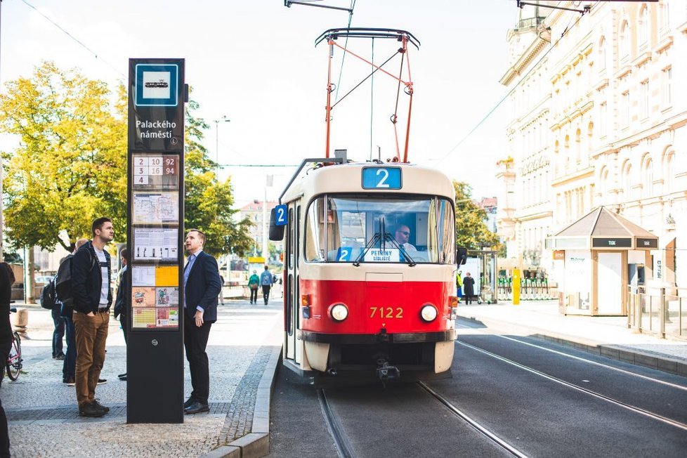 Nový označník testuje Praha na zastávce Palackého náměstí.