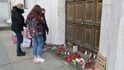 Dne 11. března spáchal před ministerstvem zdravotnictví 50letý muž sebevraždu. O den později na místě tragédie vzniklo pietní místo, lidé nosili svíčky i květiny. Některé ze vzkazů dávaly mužův skon do souvislostí s protiepidemickými vládními opatřeními.