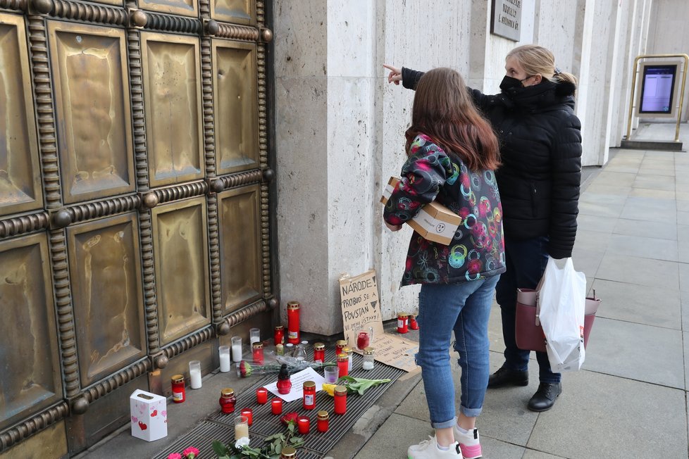 Dne 11. března spáchal před ministerstvem zdravotnictví 50letý muž sebevraždu. O den později na místě tragédie vzniklo pietní místo, lidé nosili svíčky i květiny. Některé vzkazy dávaly mužův skon do souvislostí s protiepidemickými vládními opatřeními.