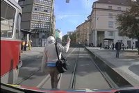 Co je to za bezmozka: Člověk v Praze blokoval průjezd sanitky. Na řidiče vztyčil prostředníček!