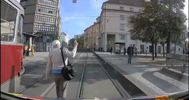 Co je to za bezmozka: Člověk v Praze blokoval průjezd sanitky. Na řidiče vztyčil prostředníček!