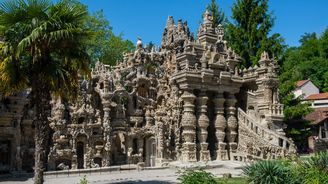 Nejpodivuhodnější palác světa postavil pošťák. Kameny na něj sbíral 33 let Nejpodivuhodnější palác světa postavil pošťák. Kameny na něj sbíral 33 let