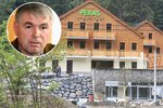 Nový penzion bývalého ministra zemědělství  Palase už v Ludvíkově není dominantou obce. Pár desítek metrů vedle vyrostl sporthotel jako z alpského žurnálu.