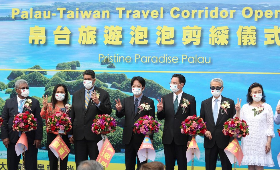 Prezident ostrovní republiky Palau Surangel Whipps (třetí zleva) na návštěvě Tchaj-wanu (30. 3. 2021)