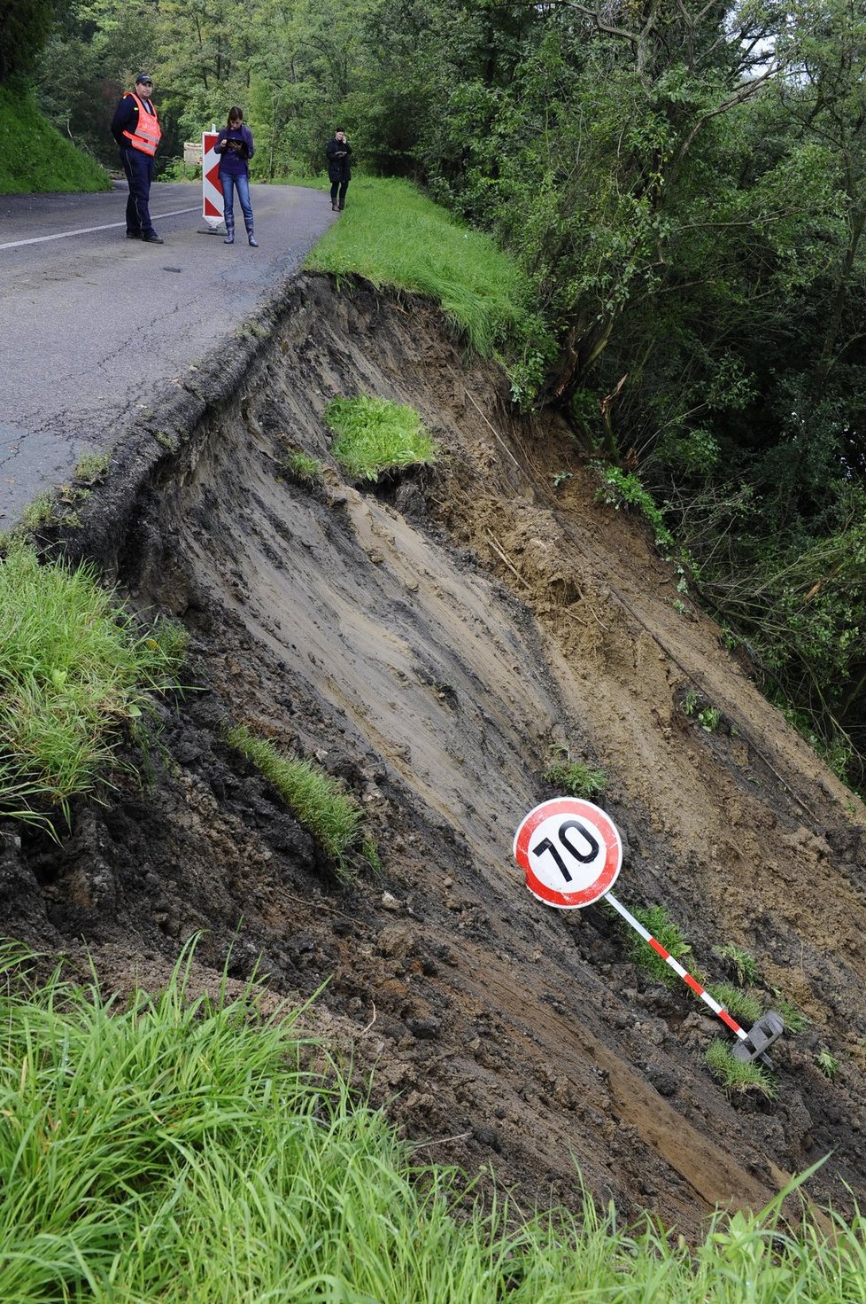 V Dolních Věstonicích na Břeclavsku se vlivem deště sesunul 14. září svah pod silnicí.