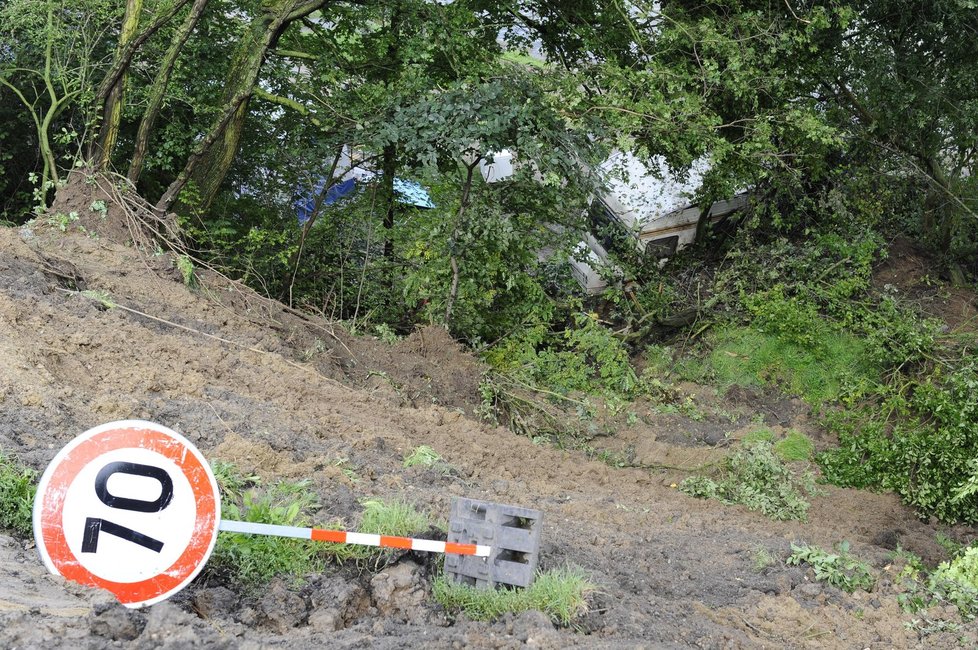 V Dolních Věstonicích na Břeclavsku se vlivem deště sesunul 14. září svah pod silnicí.