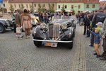 60 posádek aut vyrobených do roku 1945 se zúčastnilo v sobotu Pálavského Oldtimeru. Auta na náměstí ve Valticích.