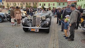 60 posádek aut vyrobených do roku 1945 se zúčastnilo v sobotu Pálavského Oldtimeru. Auta na náměstí ve Valticích.