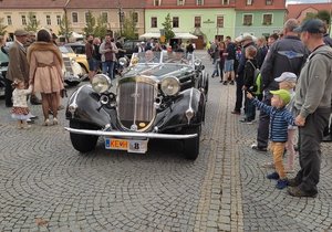 60 posádek aut vyrobených do roku 1945 se zúčastnilo v sobotu Pálavského Oldtimeru. Auta na náměstí ve Valticích.