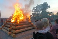 Klidná noc čarodějnic, hasiči zasahovali jen dvakrát: Brňany nadchla vatra na Špilberku