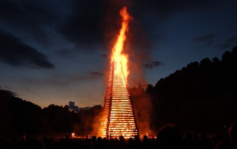 Oslavy vyvrcholí pálením vatry.