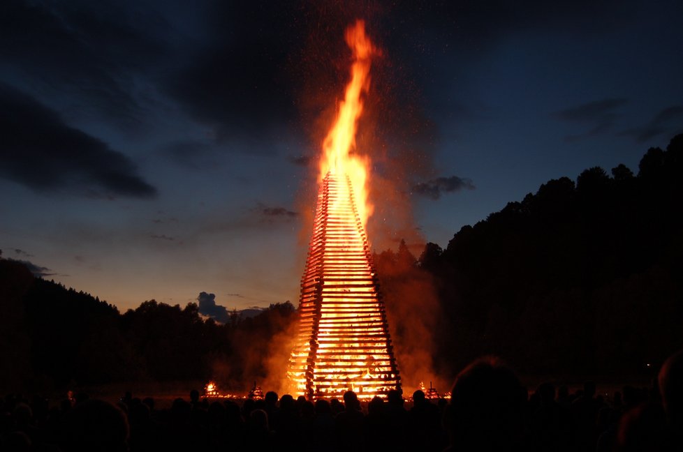 Oslavy vrcholí pálením vatry.
