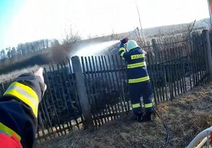 Muž z Domažlicka při pálení trávy nevybíravě napadal hasiče, kteří ji přijeli hasit.