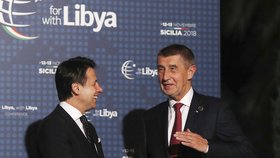 Andrej Babiš se zdraví po příletu do Palerma s italským premiérem Giuseppem Contem.