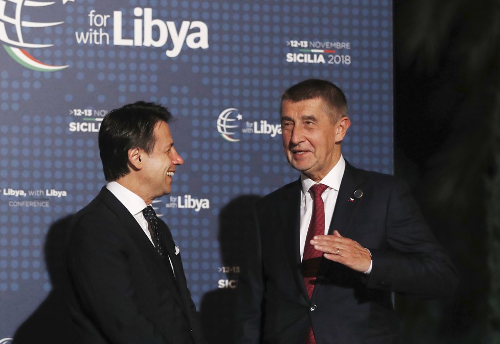 Andrej Babiš se zdraví po příletu do Palerma s italským premiérem Giuseppem Contem