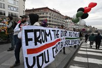 Na podporu Palestiny se na pražském náměstí Míru sešly stovky lidí