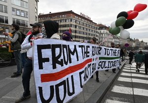 Na podporu Palestiny se na pražském náměstí Míru sešly stovky lidí