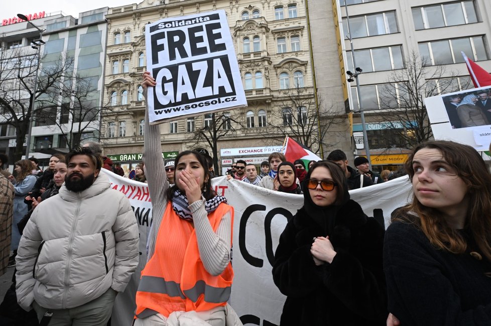 Na podporu Palestiny se na pražském náměstí Míru sešly stovky lidí.
