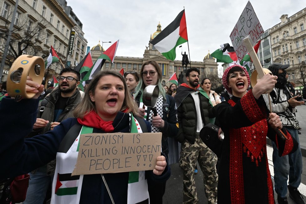 Na podporu Palestiny se na pražském náměstí Míru sešly stovky lidí.