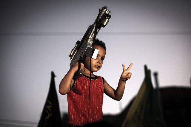Hračka, nebo skutečná zbraň? Pohled na děti v Pásmu Gazy je děsivý.
