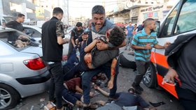 Úřady v Gaze tvrdí, že izraelský útok zasáhl vchod do nemocnice (3. 11. 2023).