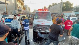 Úřady v Gaze tvrdí, že izraelský útok zasáhl vchod do nemocnice (3. 11. 2023)