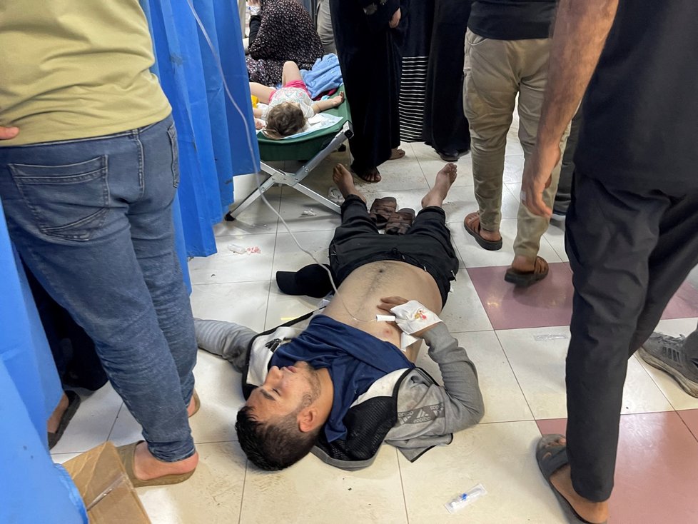 Úřady v Gaze tvrdí, že izraelský útok zasáhl vchod do nemocnice (3. 11. 2023)