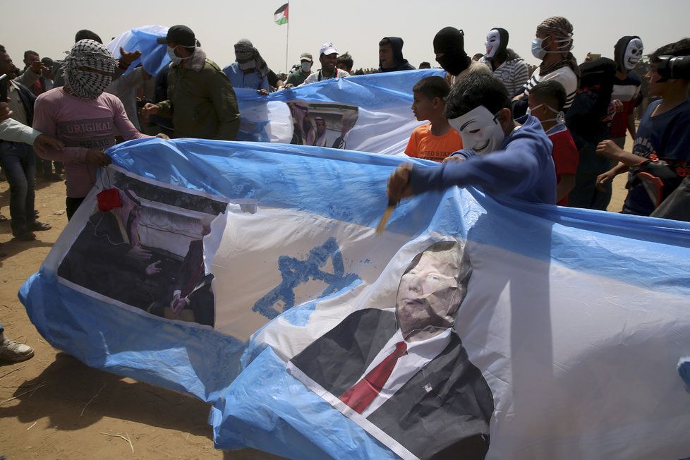 Palestinci u pásma Gazy se bouří. Izraelská armáda na ně používá ostré náboje.