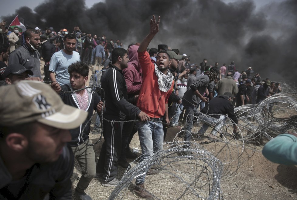 Palestinci u pásma Gazy se bouří. Izraelská armáda na ně používá ostré náboje