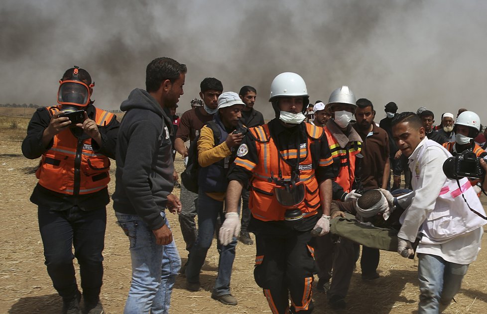 Palestinci u pásma Gazy se bouří. Izraelská armáda na ně používá ostré náboje.