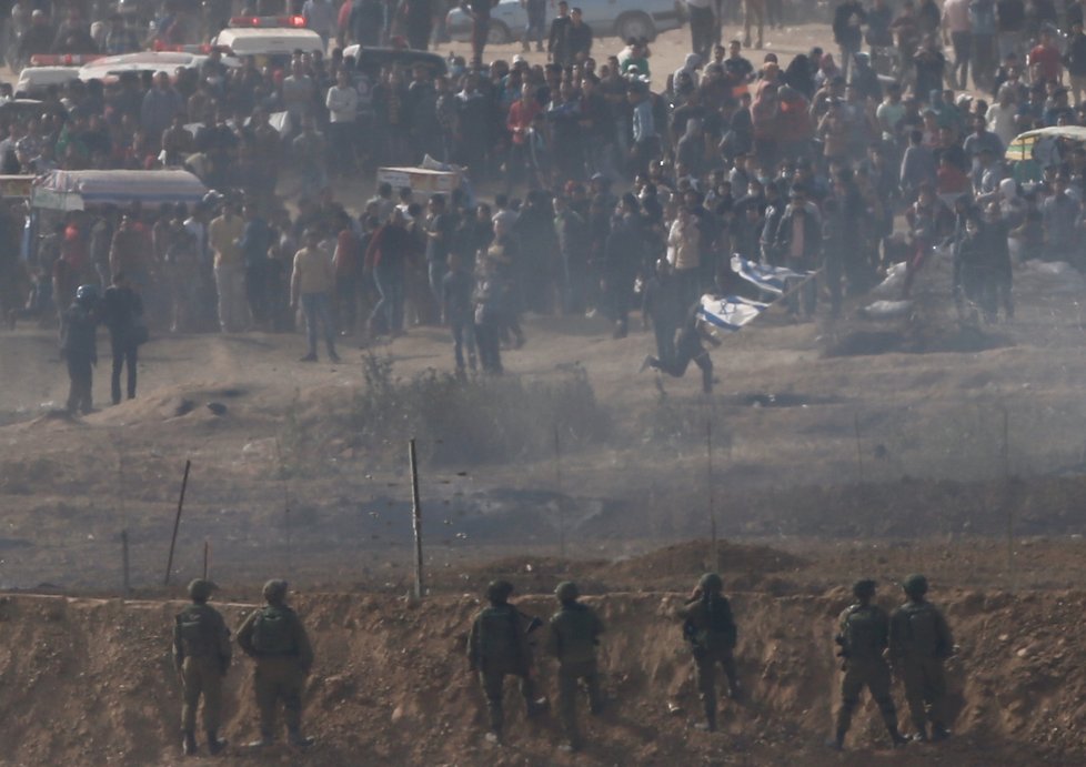 Palestinci u pásma Gazy se bouří. Izraelská armáda na ně používá ostré náboje