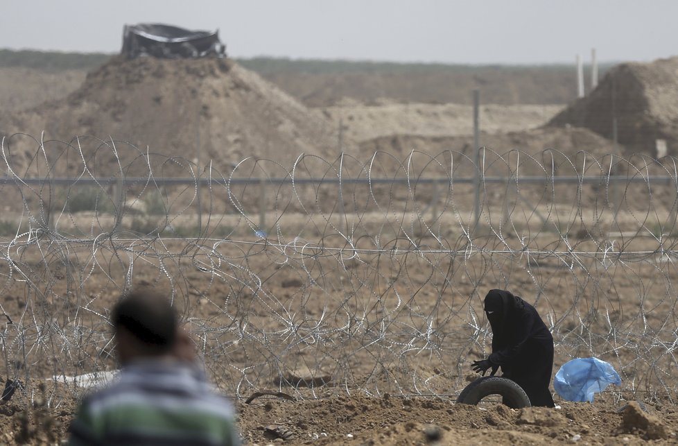 Palestinci u pásma Gazy se bouří. Izraelská armáda na ně používá ostré náboje